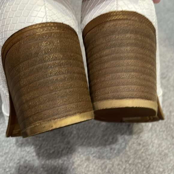 Dirty Laundry Unite white snake skin western booties. Size 7.5. Great condition - Picture 5 of 7